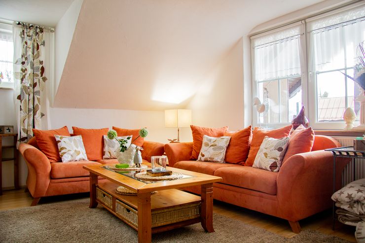 Geräumiges Wohnzimmer mit roter Sitzgruppe